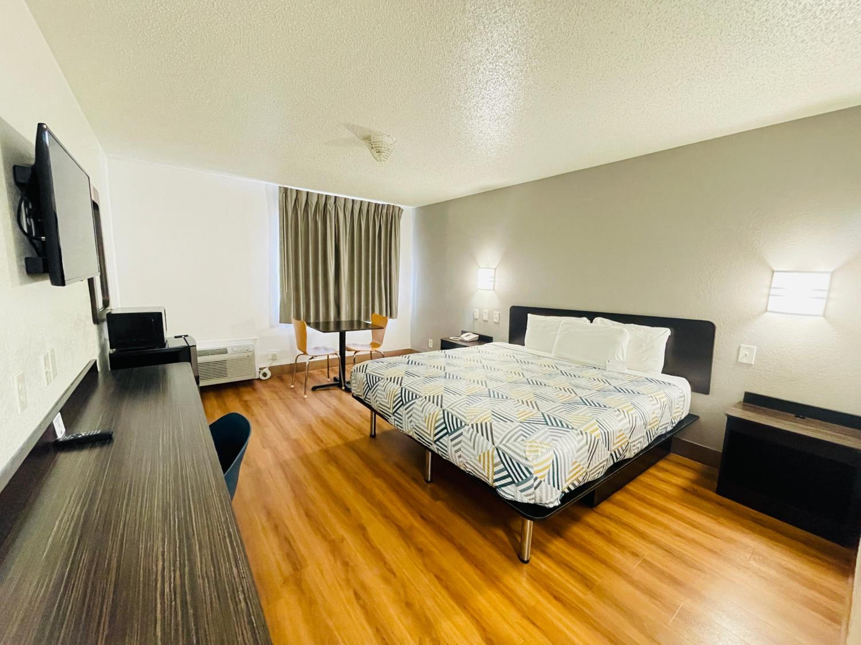 1 King Bed Micfridge