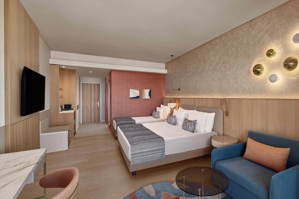 Deluxe, 1 King and 1 Single Beds, Sea View, Mixed Dorm