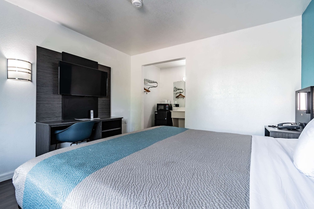 Motel6 Tampa, FL 24/30