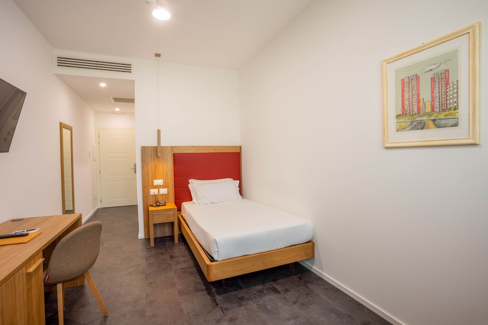V Hotel 13/54