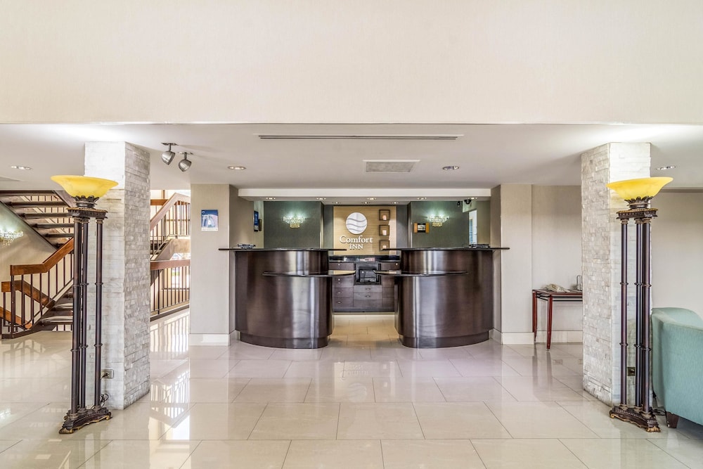 Lobby at Spark by Hilton Des Plaines Chicago O'Hare, DES PLAINES - IL