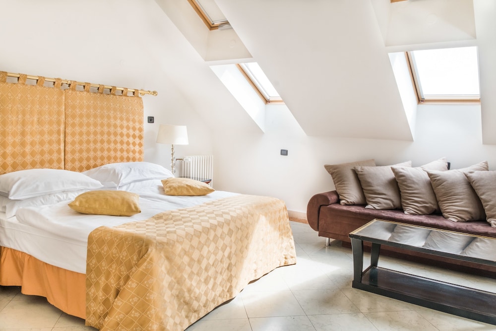 Studio, Suite, King and Twin Beds, Terrace