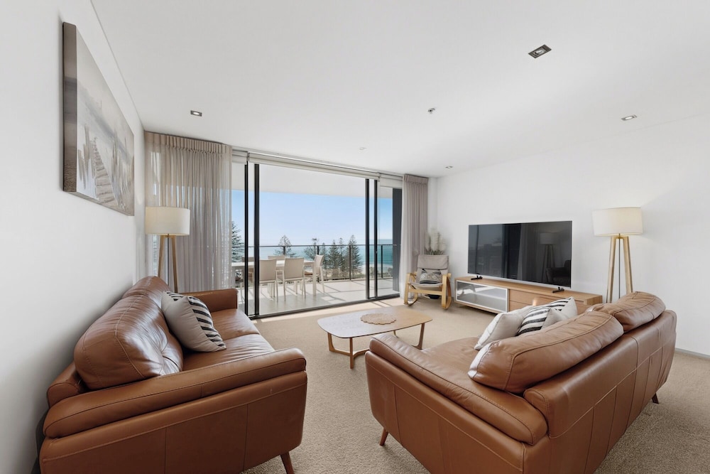 Ambience on Burleigh Beach 30/49