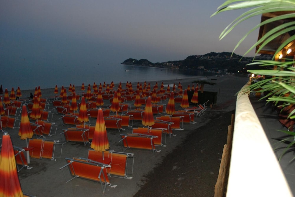 Maniel Beach Hotel 37/43