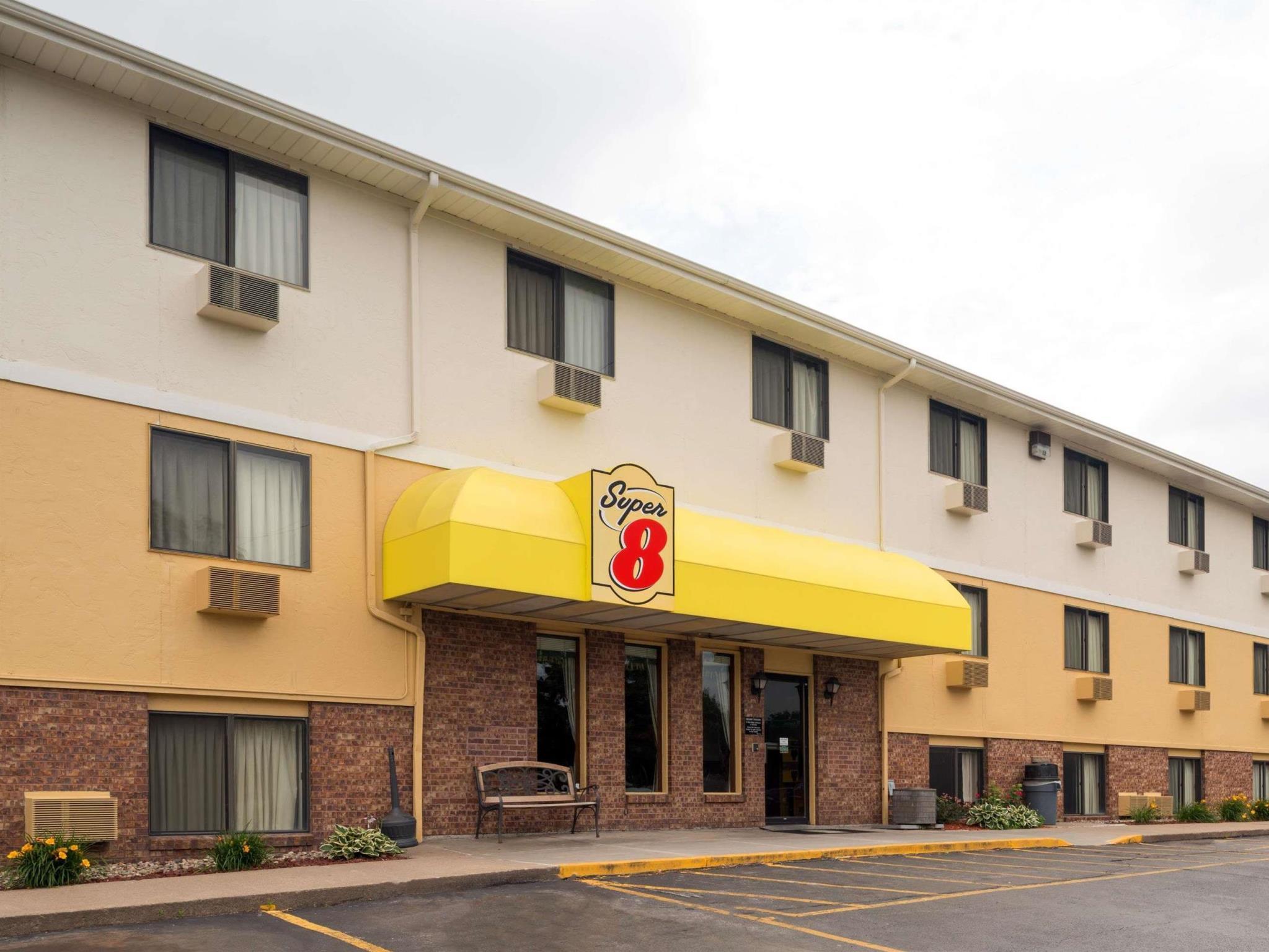 Super 8 by Wyndham Omaha NE 4/28