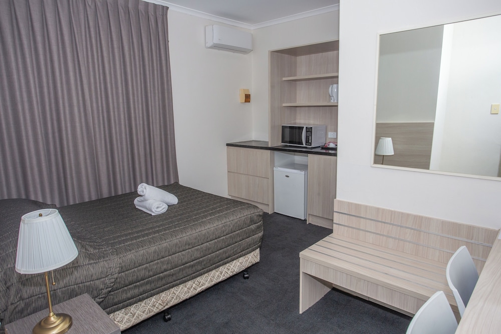 Westside Motor Inn 24/57