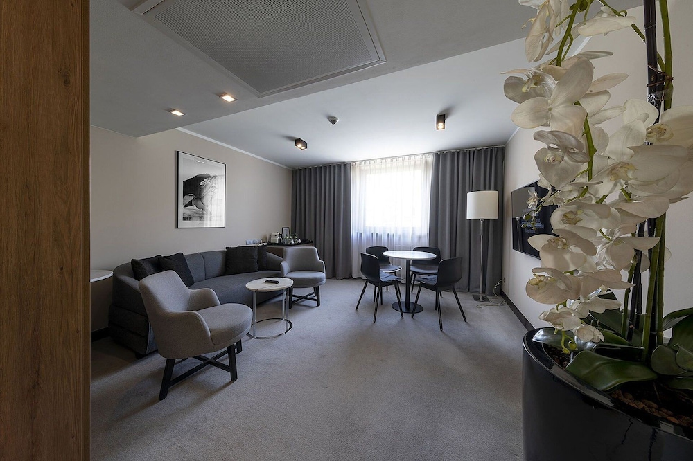 Ilonn Hotel 33/50