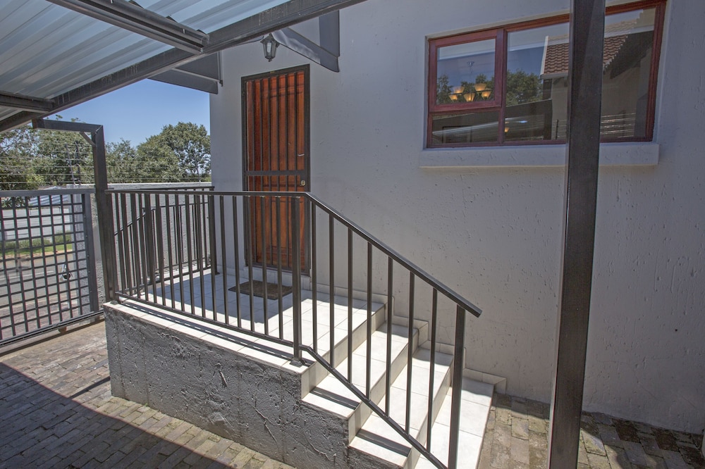 Spacious Garden Cottage 10/12