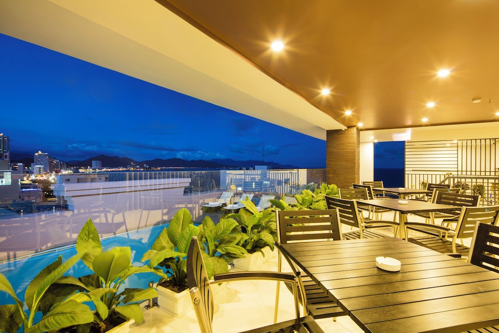 Meriton Hotel 84/100