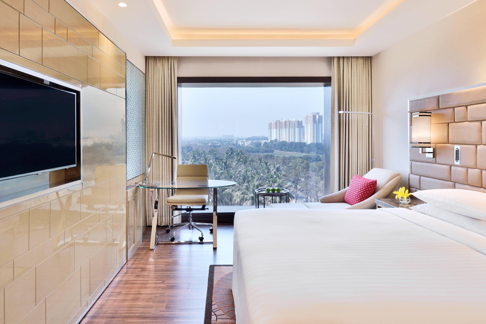 غرفة تنفيذية بسرير كينج، Courtyard Bengaluru Hebbal 2/3