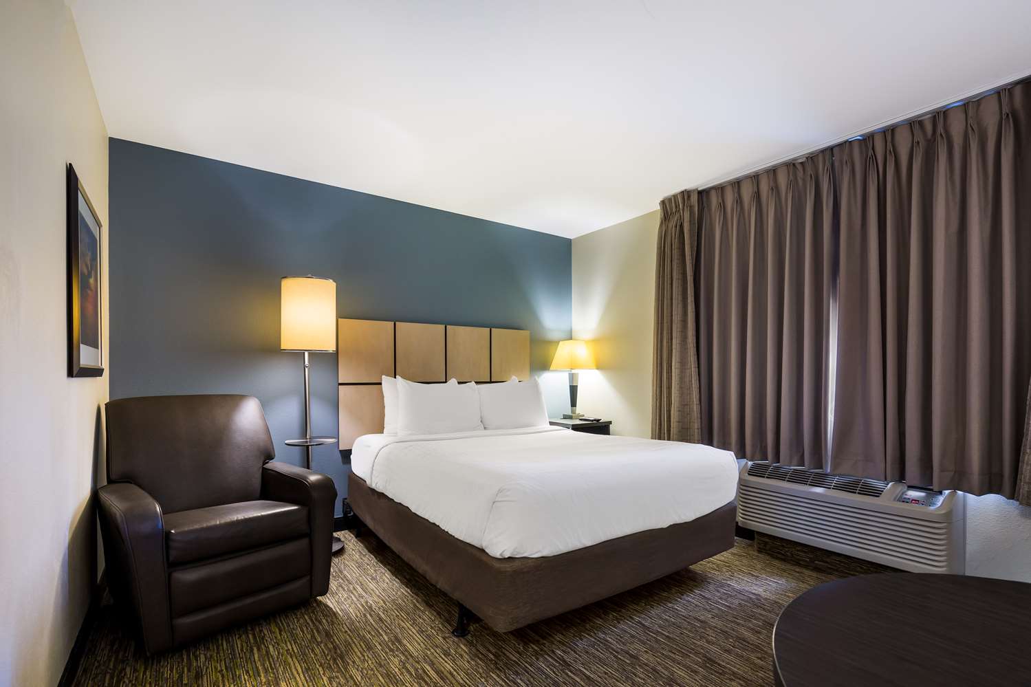Sonesta Simply Suites St Louis Earth City 11/35