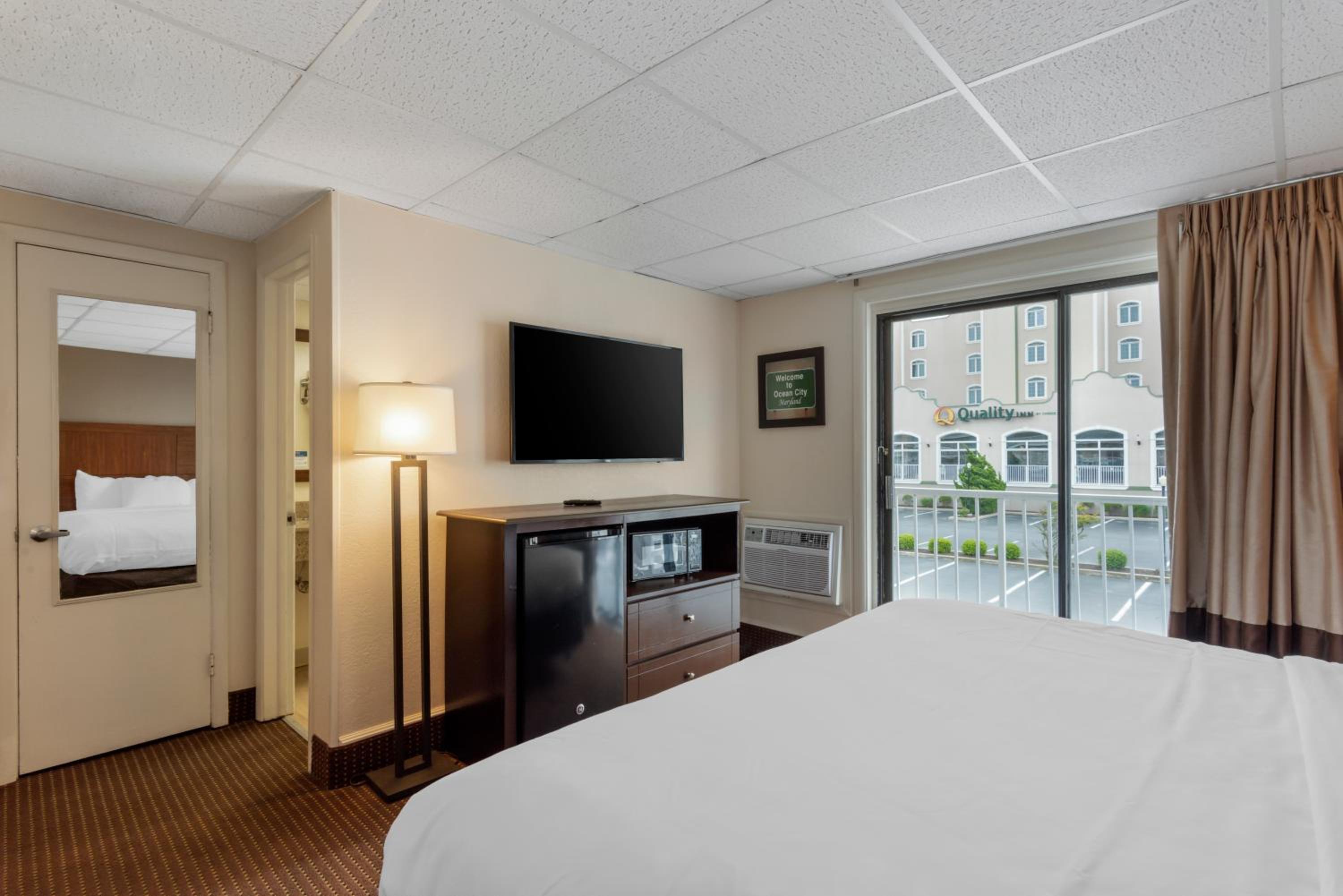 Efficiency, King Bed, Sofa, High Floor