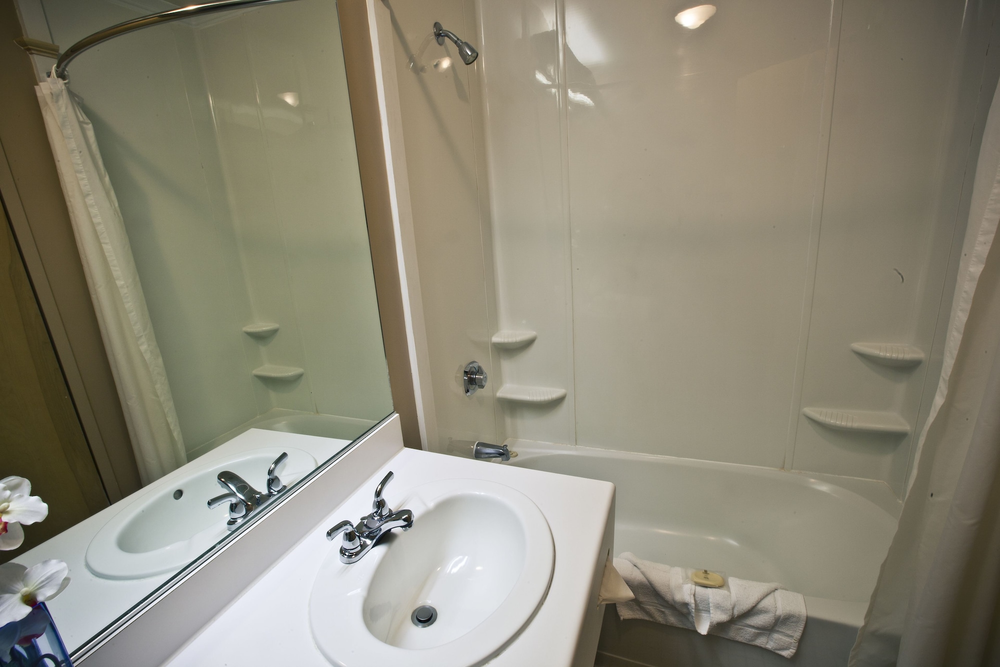 Classic, 2 Queen Beds, Condos And Hotel Stoneham 3/3