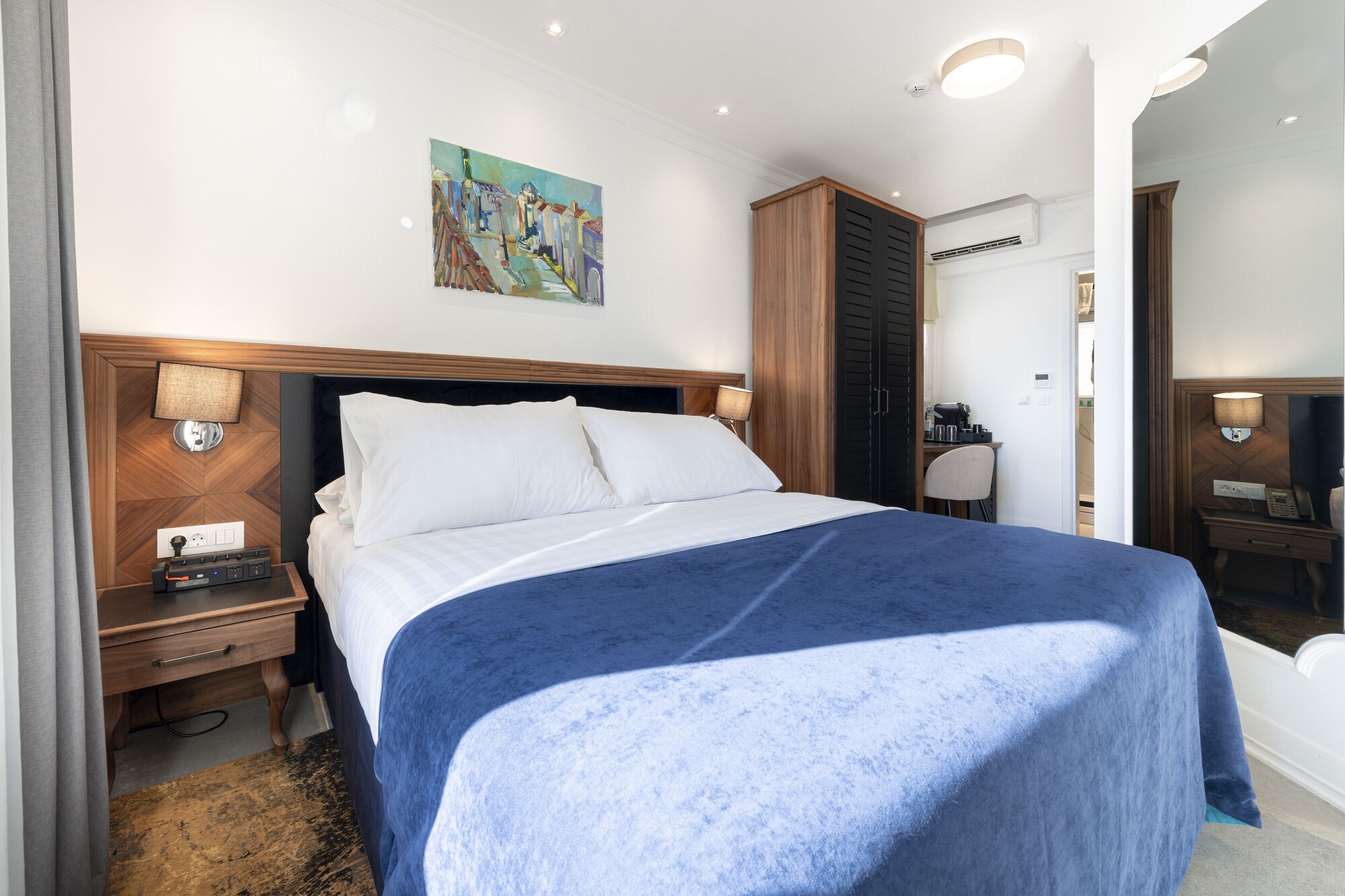 MEZZANINE, STANDARD, KING BED