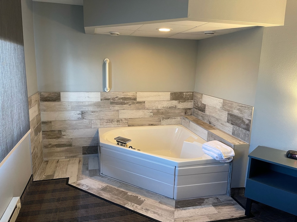AmericInn by Wyndham Ladysmith 13/25