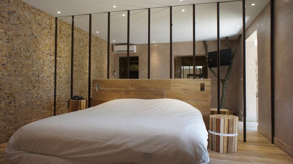 HOTEL DES PINS 4/21