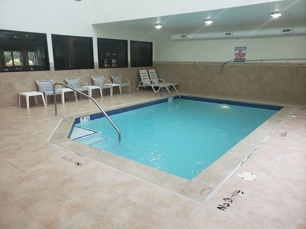 A Victory Suites Warren 14/30