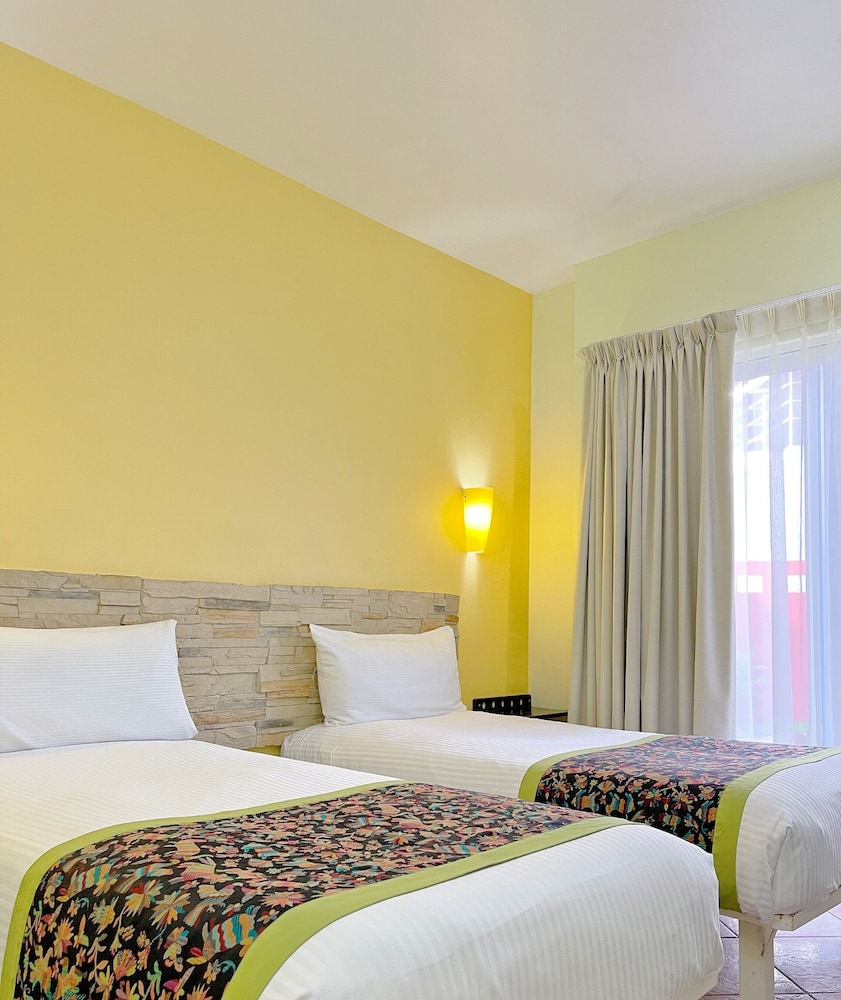 Seven Crown Express & Suites by Kavia 14/50