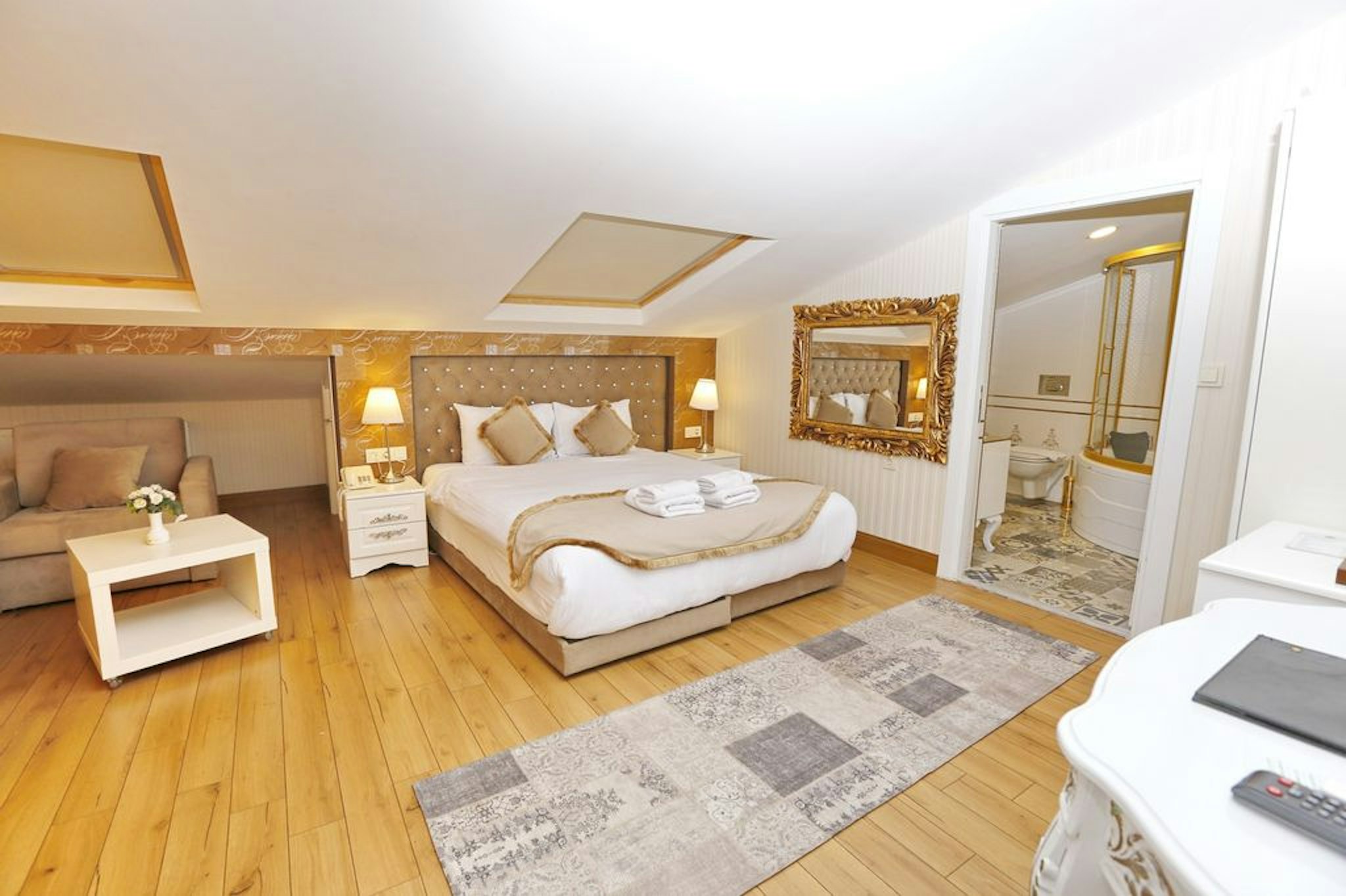 Penthouse Suite, Hot Tub