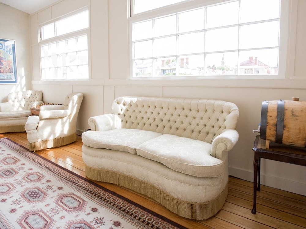 Montacute Boutique Bunkhouse 10/25