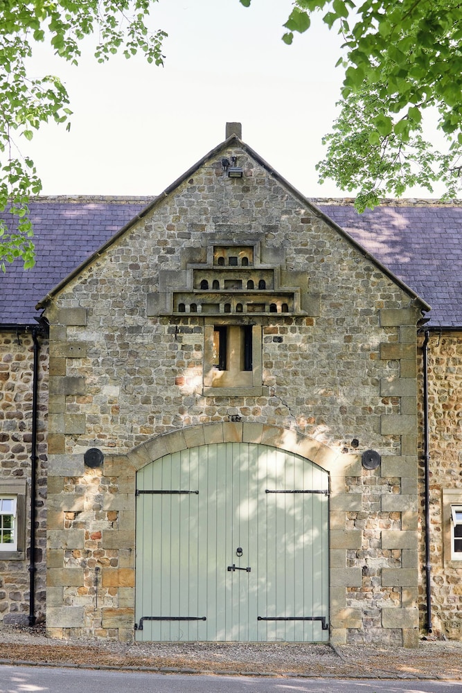 The Old Coach House 2/34