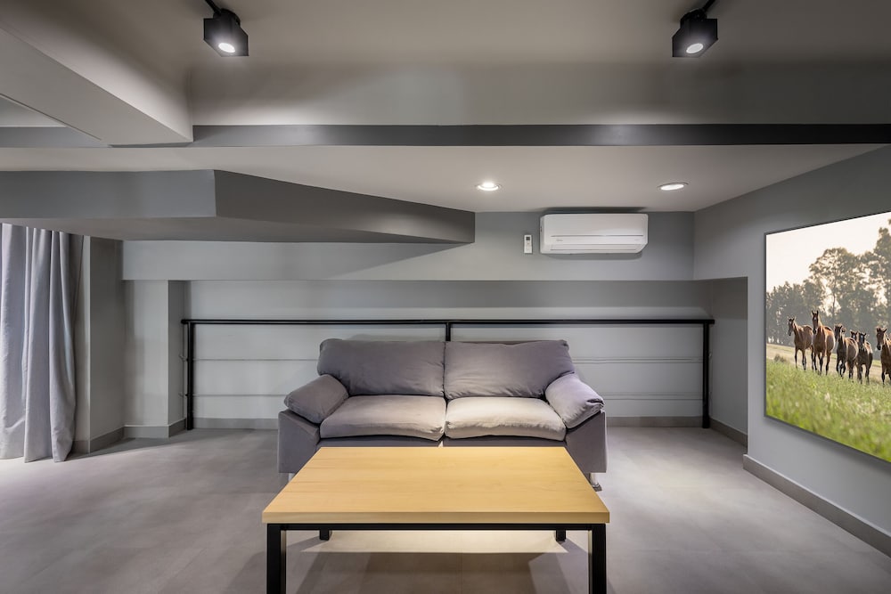 MILHOUSE HOSTEL AVENUE 13/65
