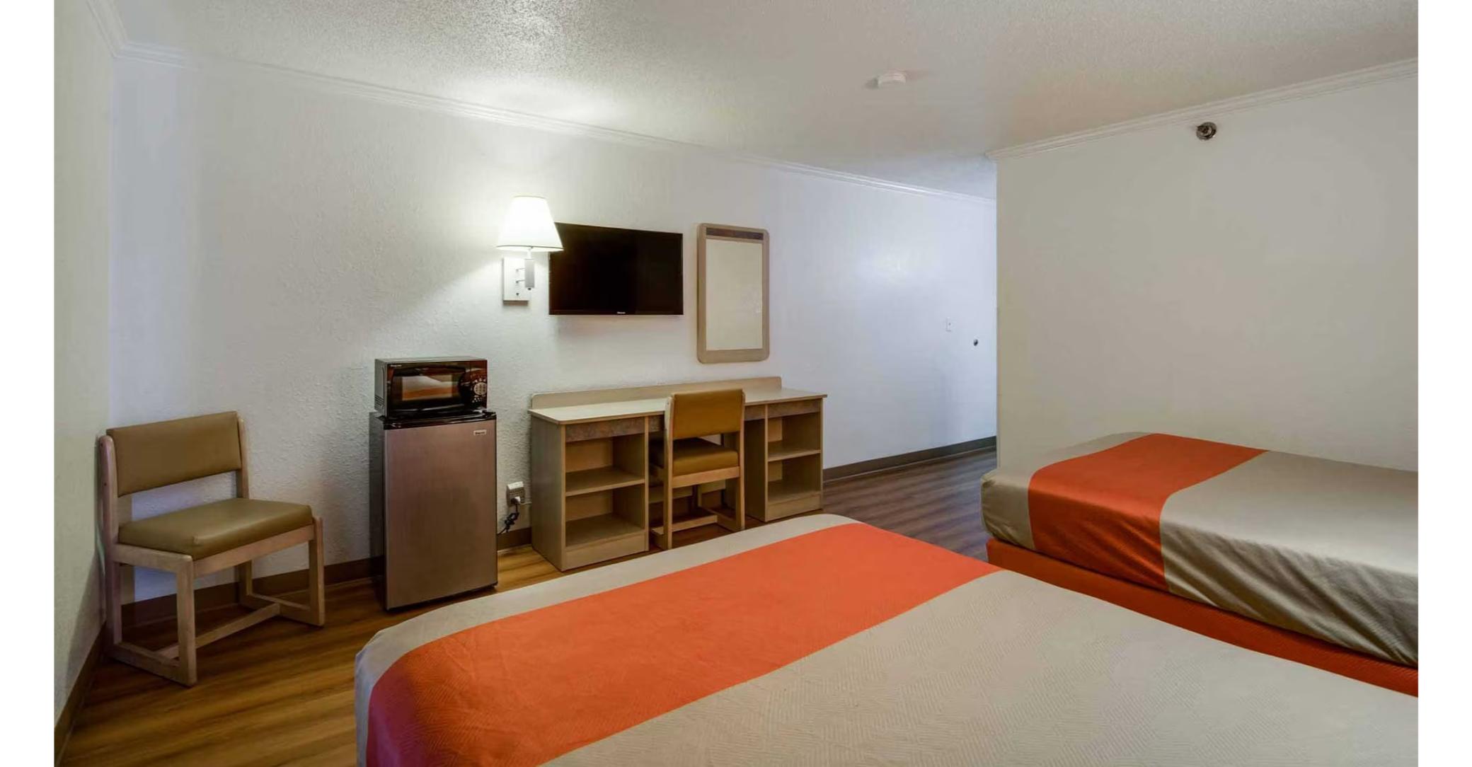 Motel6 Waukegan, IL 30/63