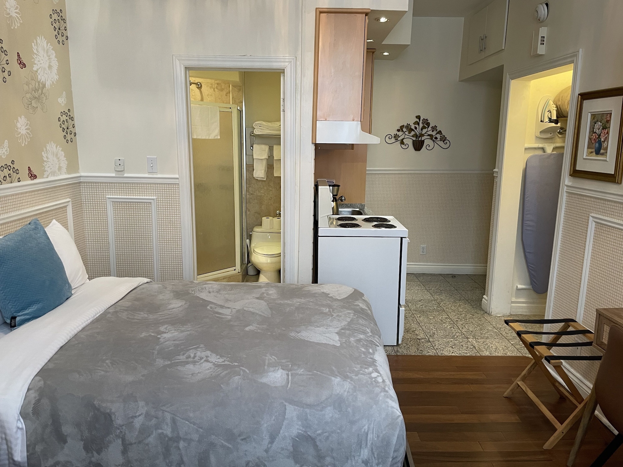 DELUXE, STUDIO, MULTIPLE BEDS
