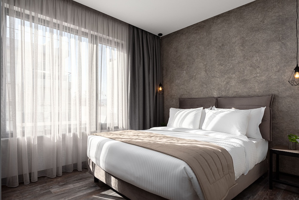 DELUXE, QUEEN BED, SOFA