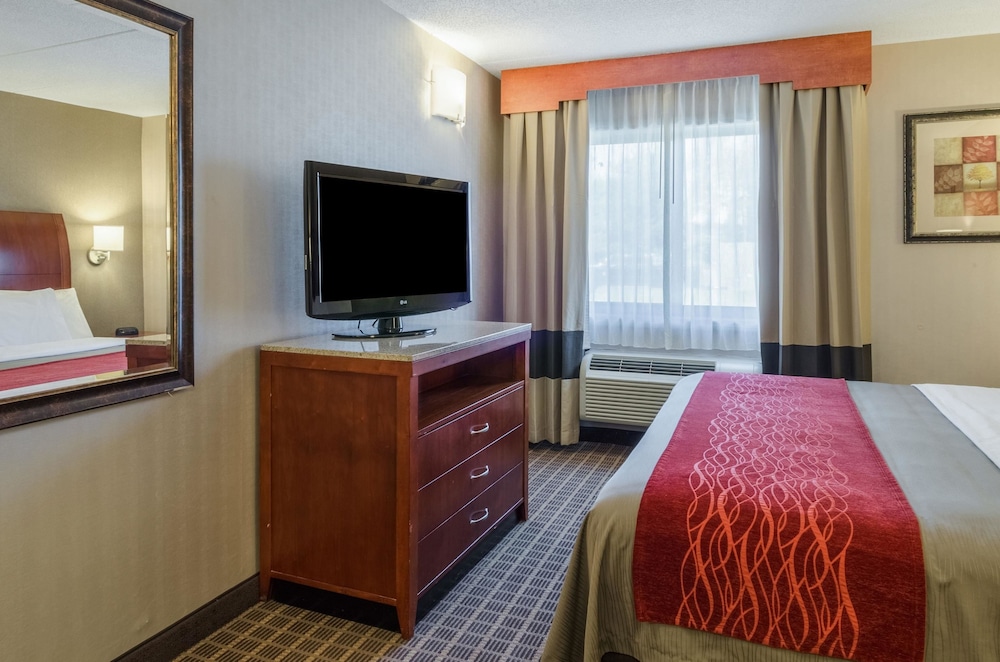 Comfort Inn & Suites West Springfield, MA 17/35