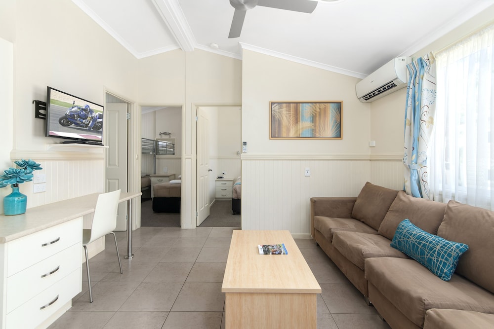 ASHMORE PALMS HOLIDAY VILLAGE 53/78