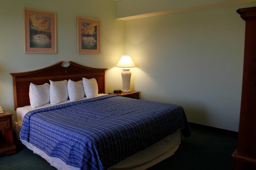 Cocoa Beach Suites 10/33