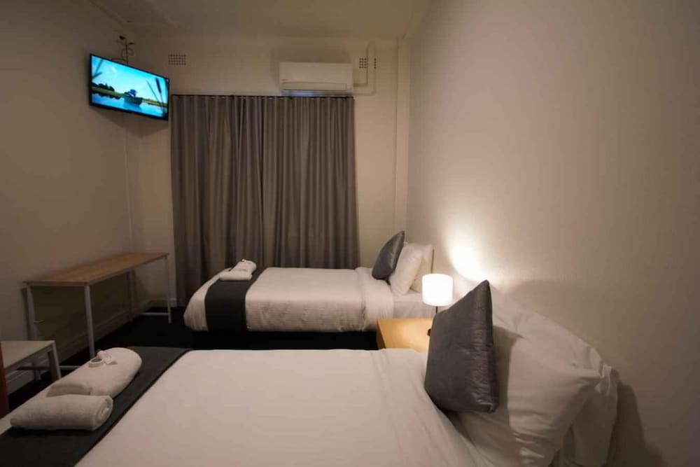Sydney Junction Hotel 7/30