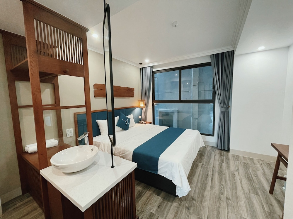 The Light Hotel 40/69