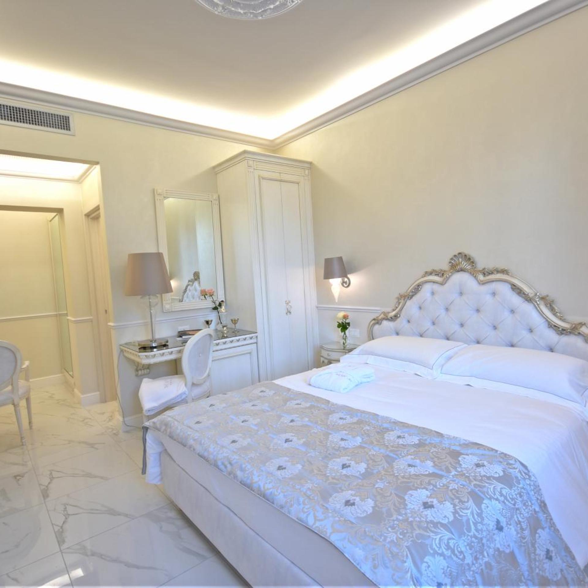 DELUXE, DOUBLE BED