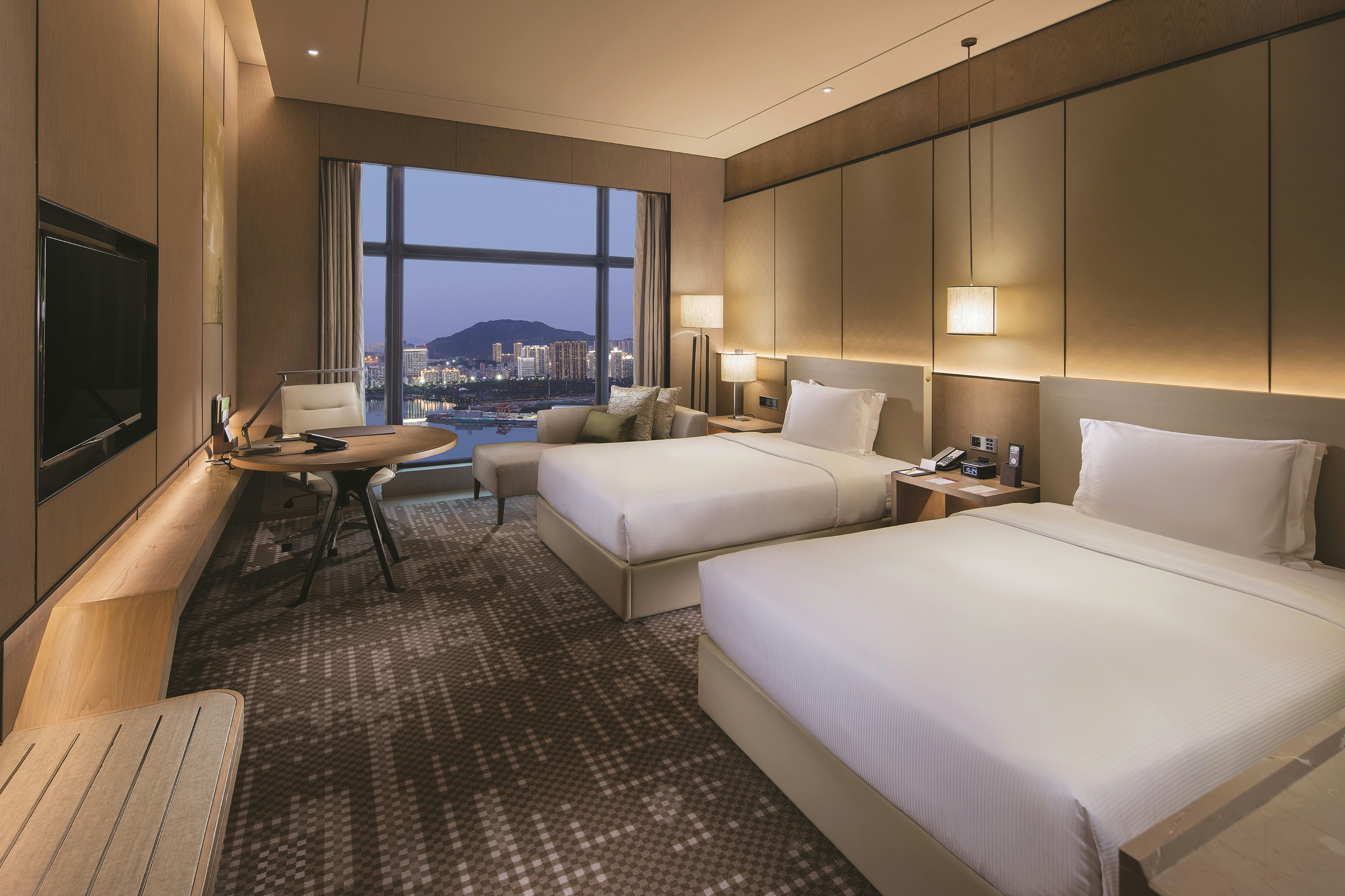 DELUXE, TWIN BEDS