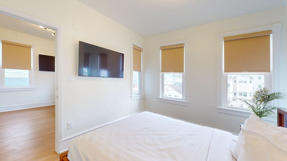 2 Bedrooms, Suite, 3 Queen Beds, Queen Bed, Sofa