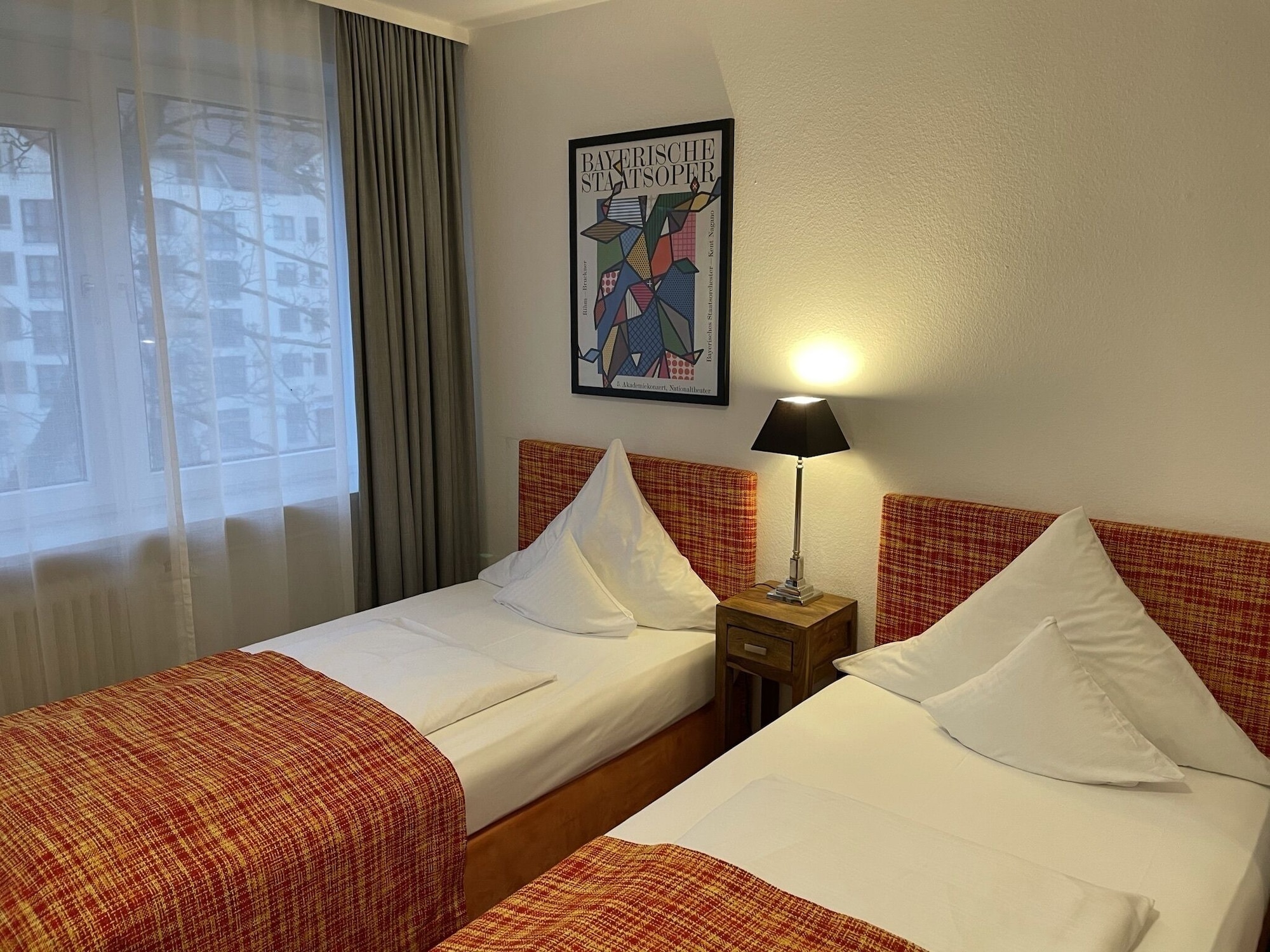ROOM, QUEEN BED, CITY VIEW