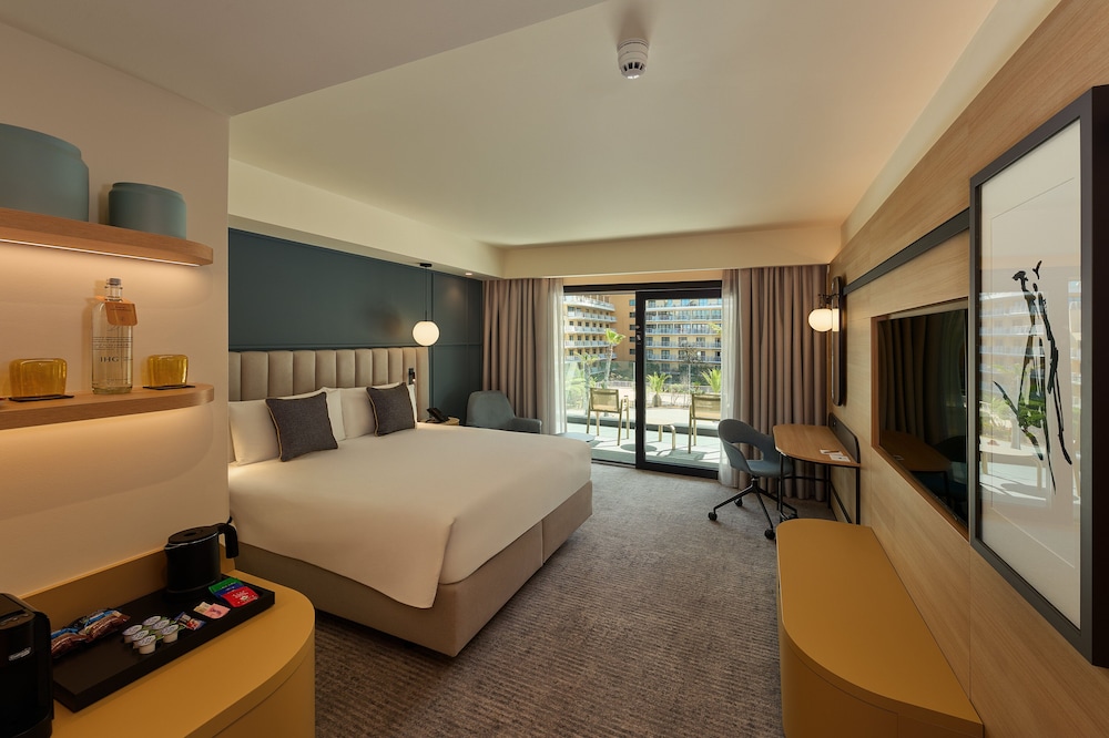 غرفة قياسية بسرير كينج بإطلالة على المدينة بشرفة، voco Malta by IHG 2/10