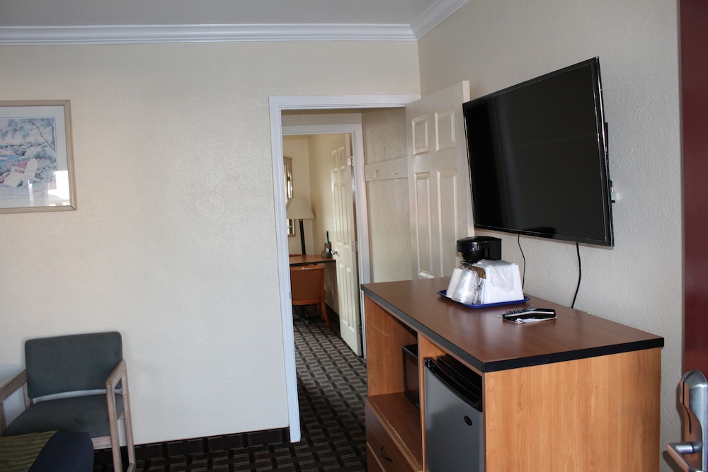 Riverside Inn & Suites Santa Cruz 31/56