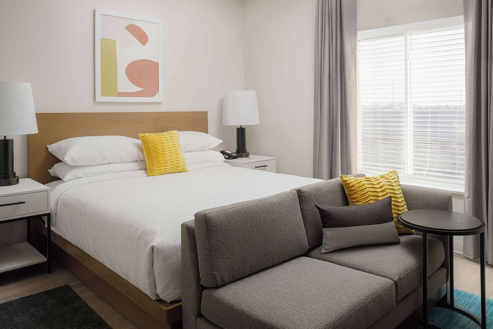 STUDIO, SUITE, KING BED