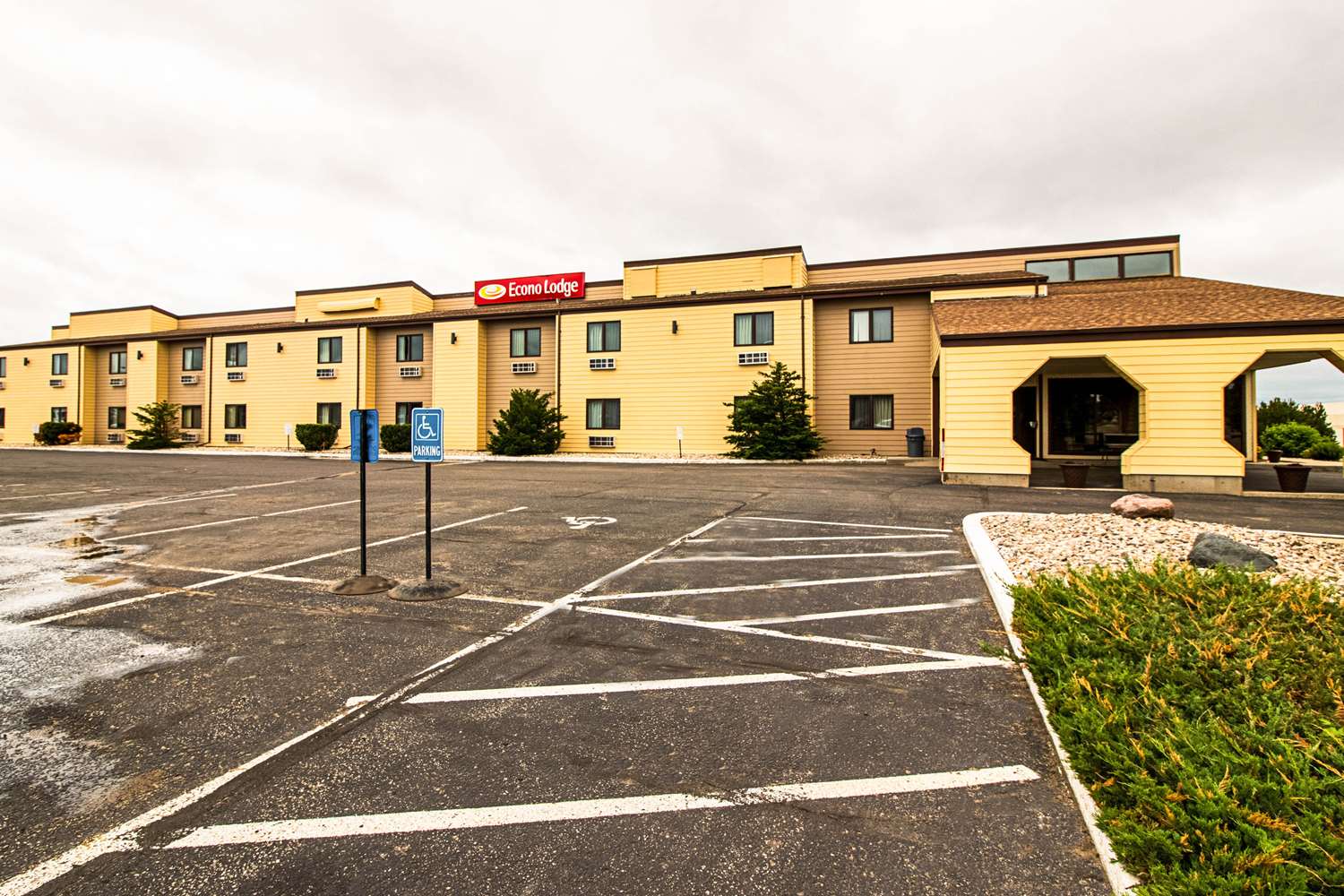 Econo Lodge Watertown, SD 14/16