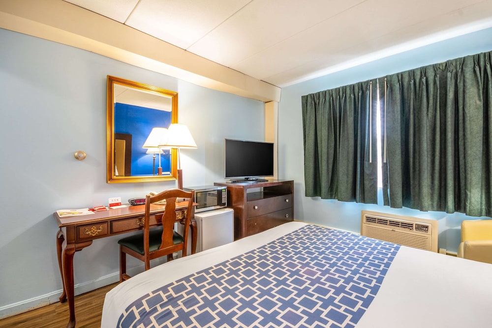 Econo Lodge Inn & Suites Windsor Locks Bradley Airport 16/25