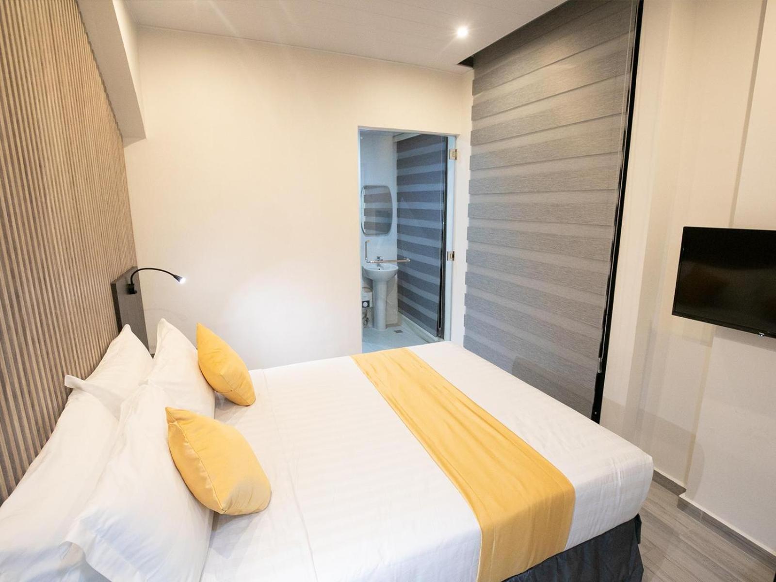 ROOM, QUEEN BED