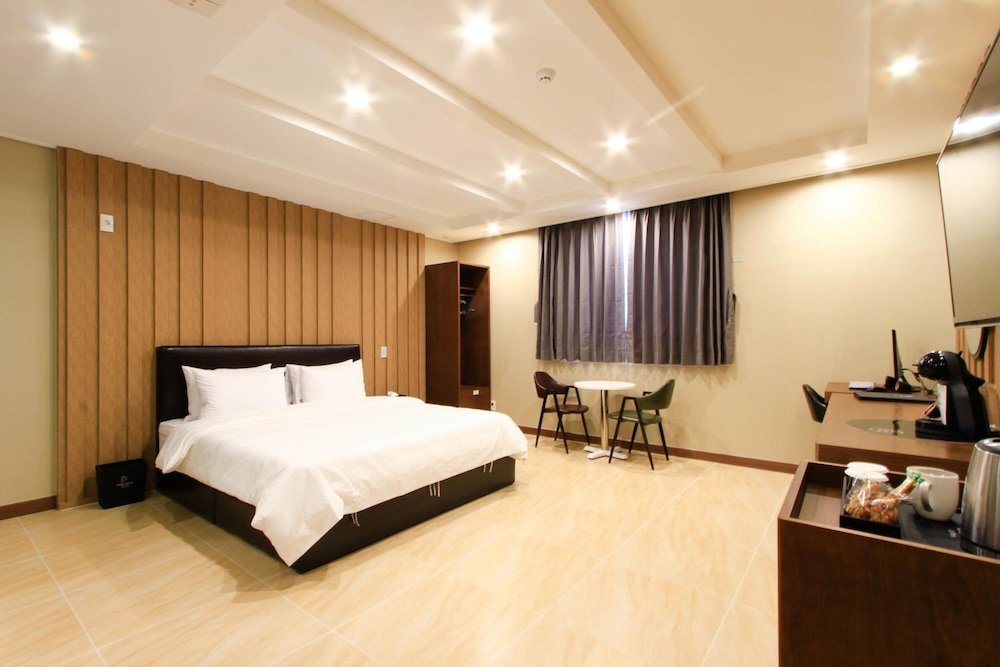 The King Hotel 14/50