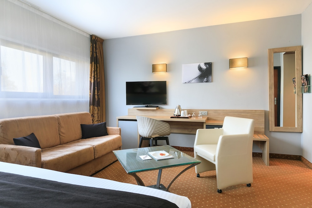 7 HOTEL AND FITNESS 48/72