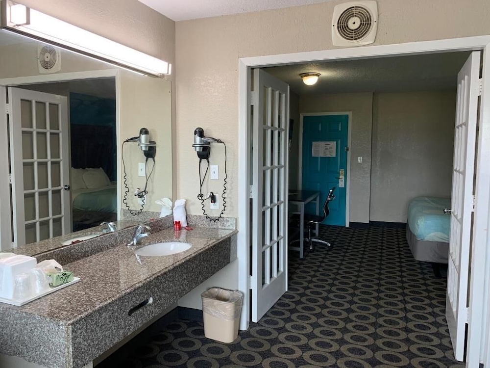 Travelodge by Wyndham San Antonio Downtown Northeast 33/35