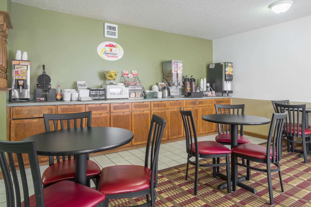 Super 8 by Wyndham Fond Du Lac 15/20
