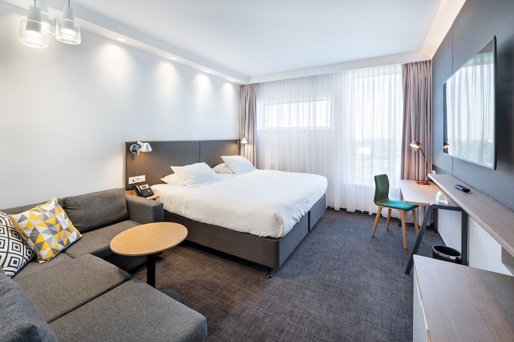 HOLIDAY INN PRAGUE AIRPORT 24/76