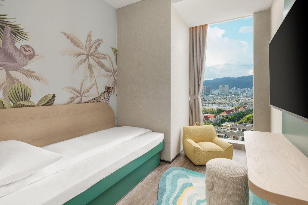 2 Bedrooms, Family Suite, Suite, King Bed, Single Bed, Executive Lounge Access